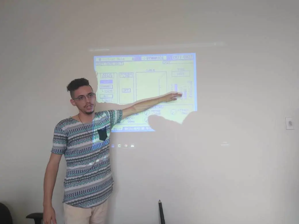 Matheus Borges explicando um conteúdo projetado na parede durante uma aula.