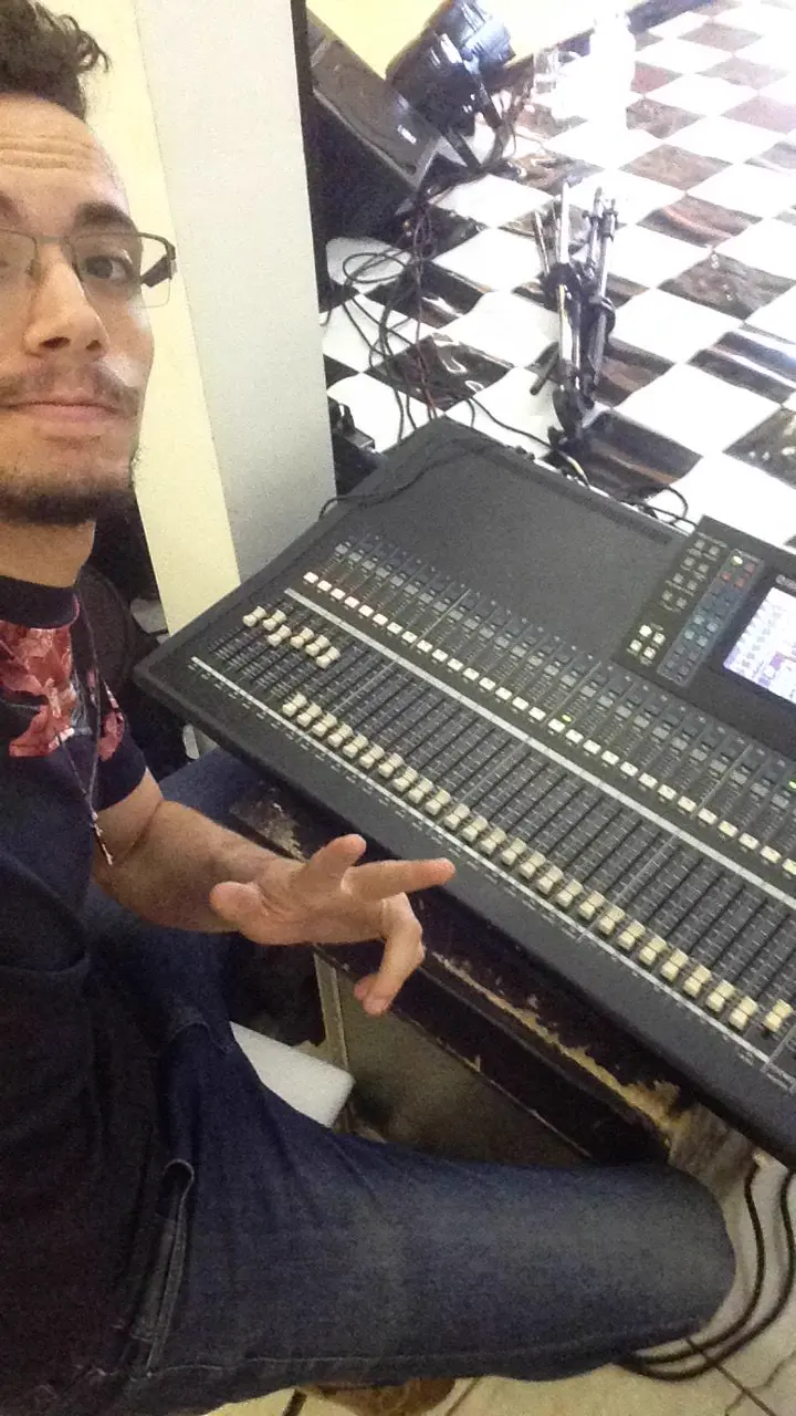 Matheus Borges sentado ao lado de uma mesa Yamaha.