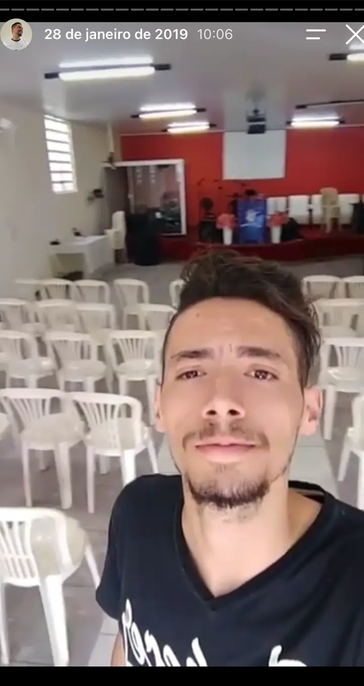 Story do Instagram: Selfie de Matheus numa igreja, antes de montar o som.