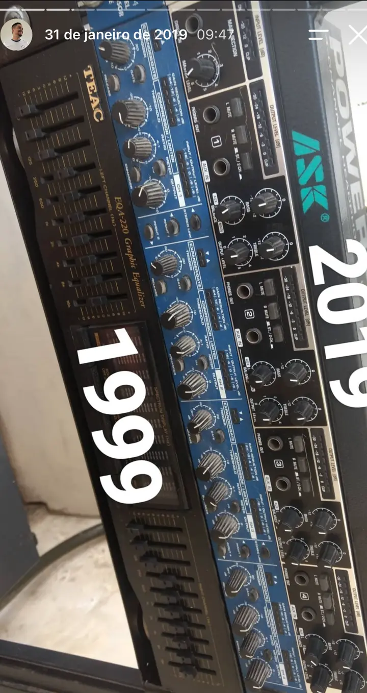 Story do Instagram: Equalizadores de 1999 e de 2019 lado a lado no rack.