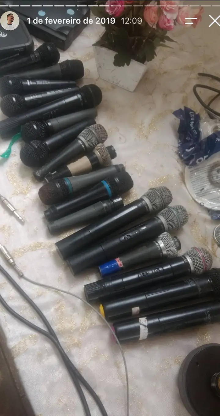 Story do Instagram: Microfones separados para manutenção.