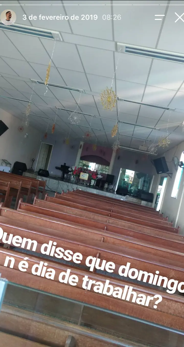 Story do Instagram: Igreja vazia num domingo de trabalho.