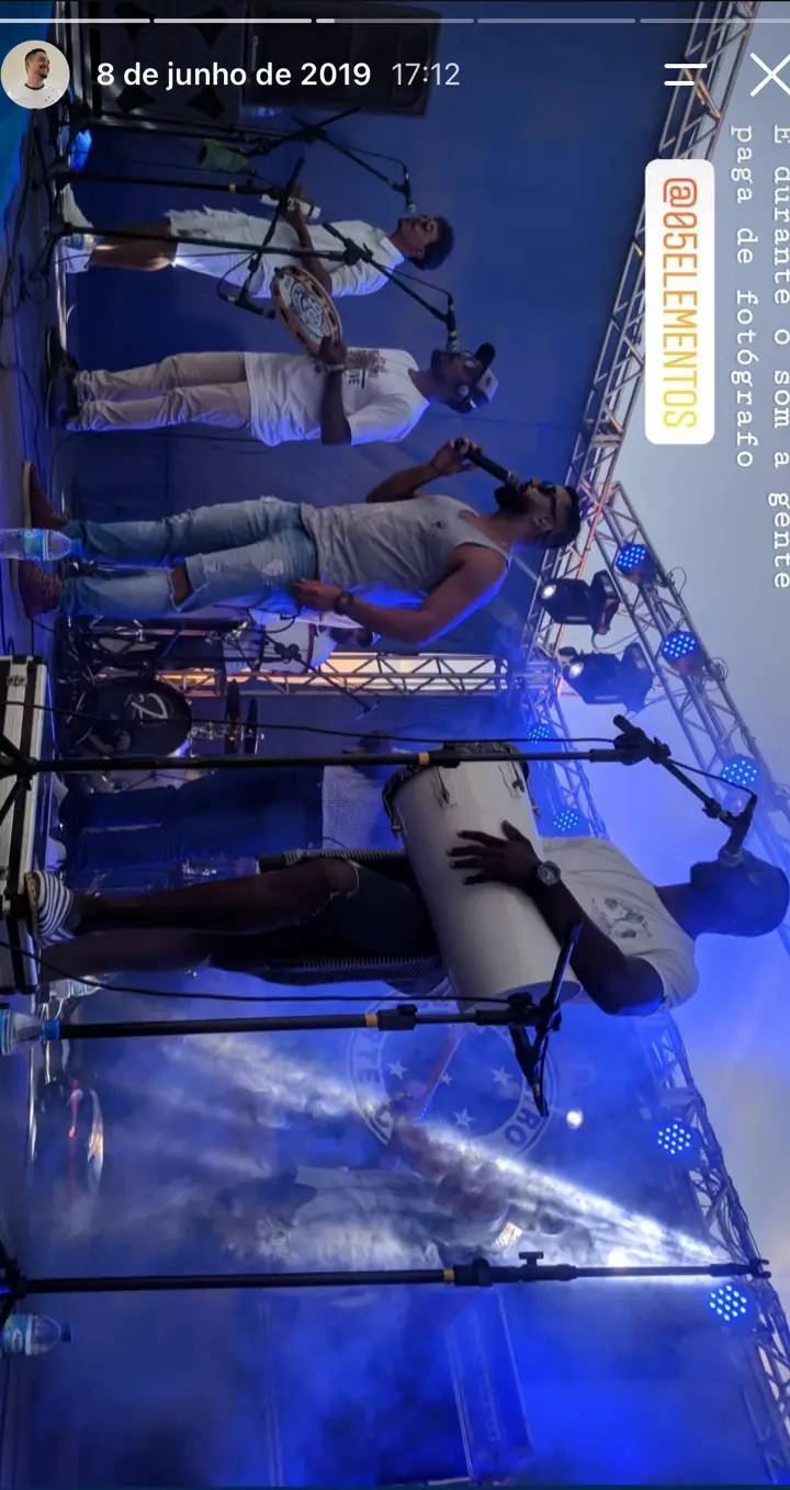 Story do Instagram: Banda no palco vista da lateral.
