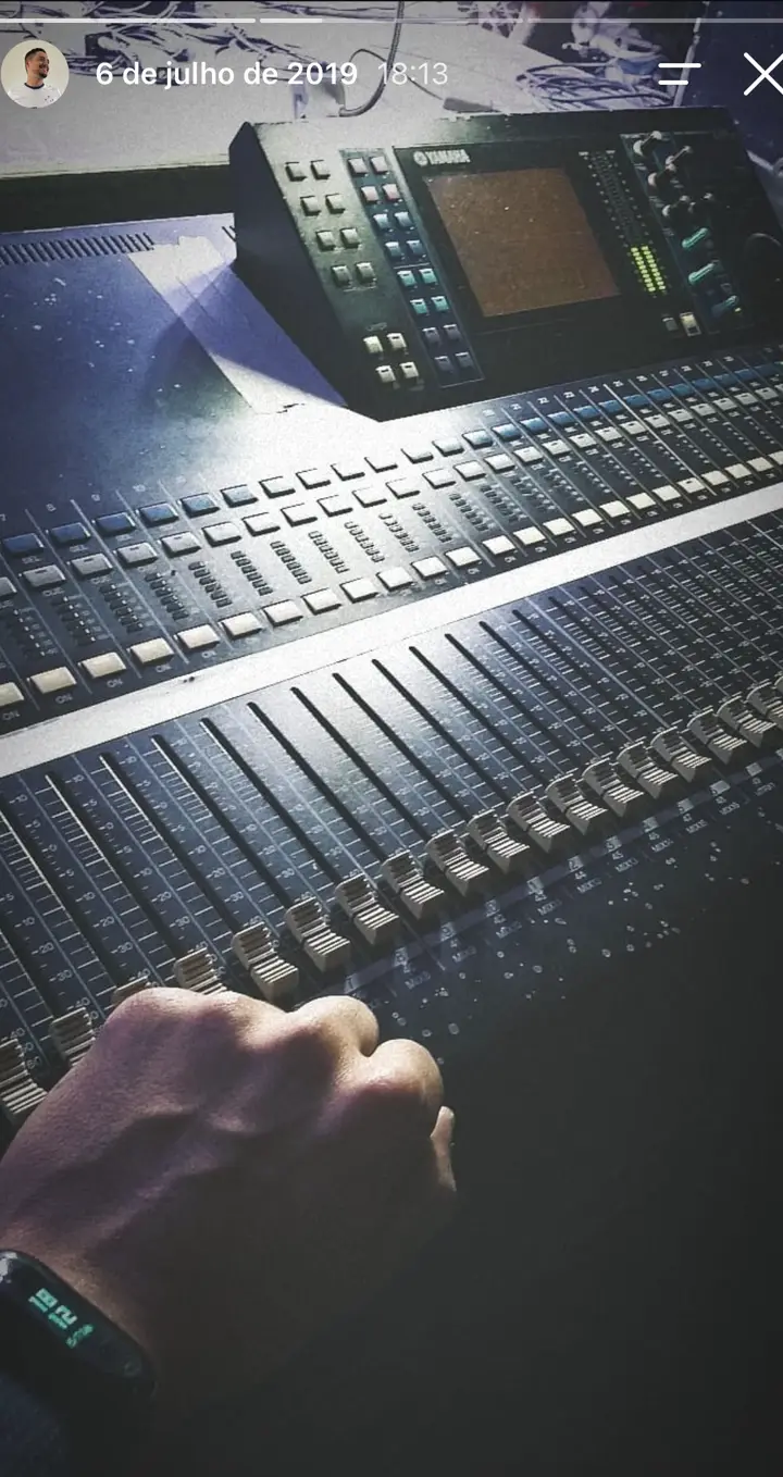 Story do Instagram: Mão no fader de uma mesa Yamaha de grande porte.
