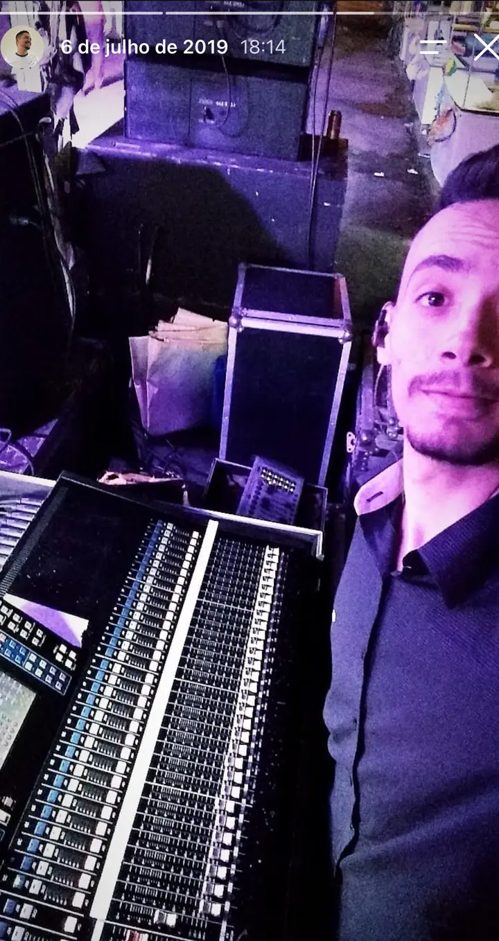 Story do Instagram: Selfie de Matheus de camisa social ao lado da mesa.