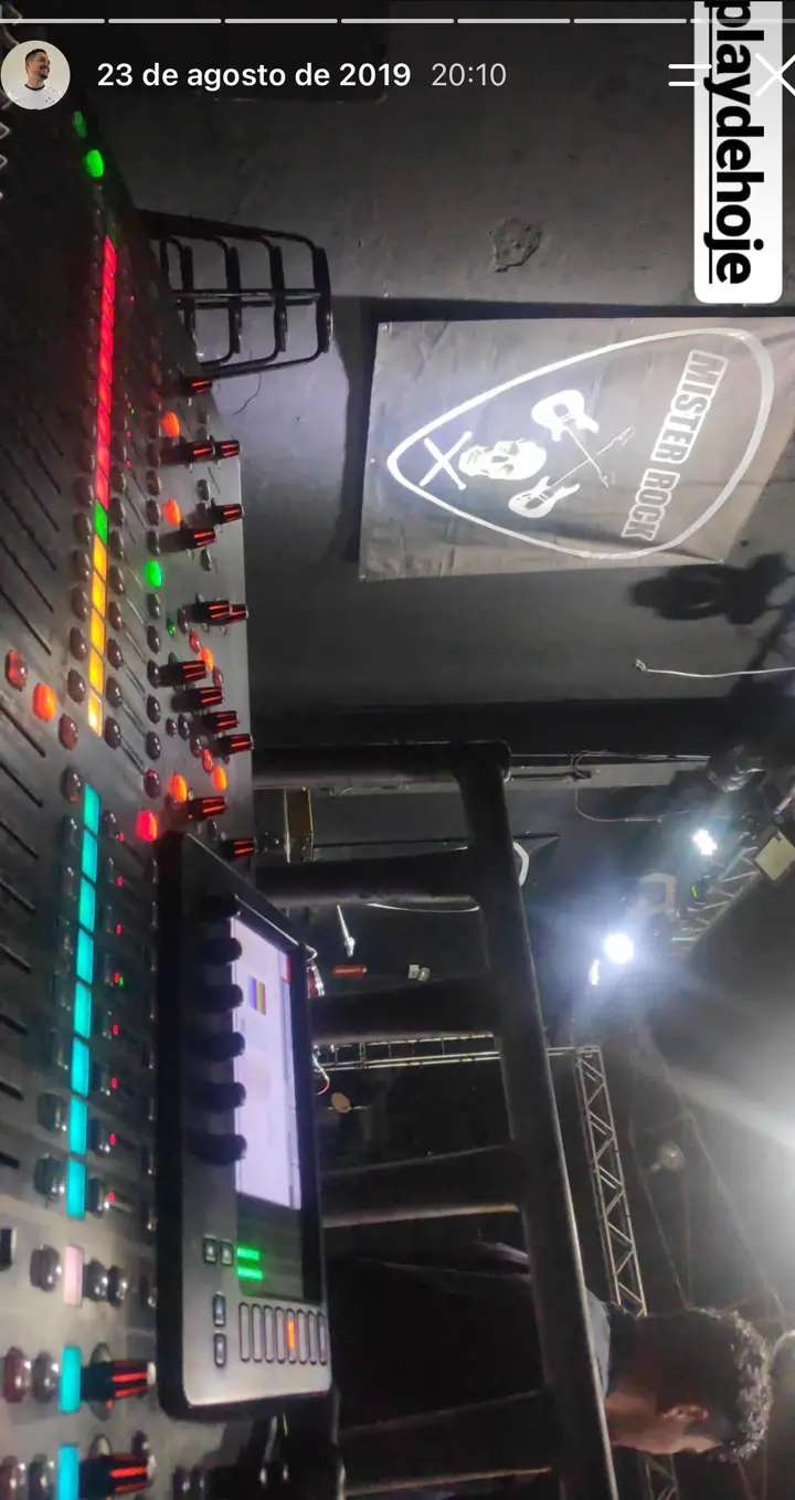 Story do Instagram: Mesa digital no show, com os medidores acesos.