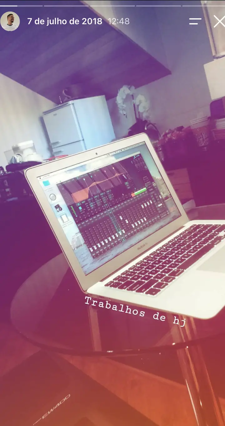 Story do Instagram: Notebook com o software da mesa aberto: trabalhos do dia.