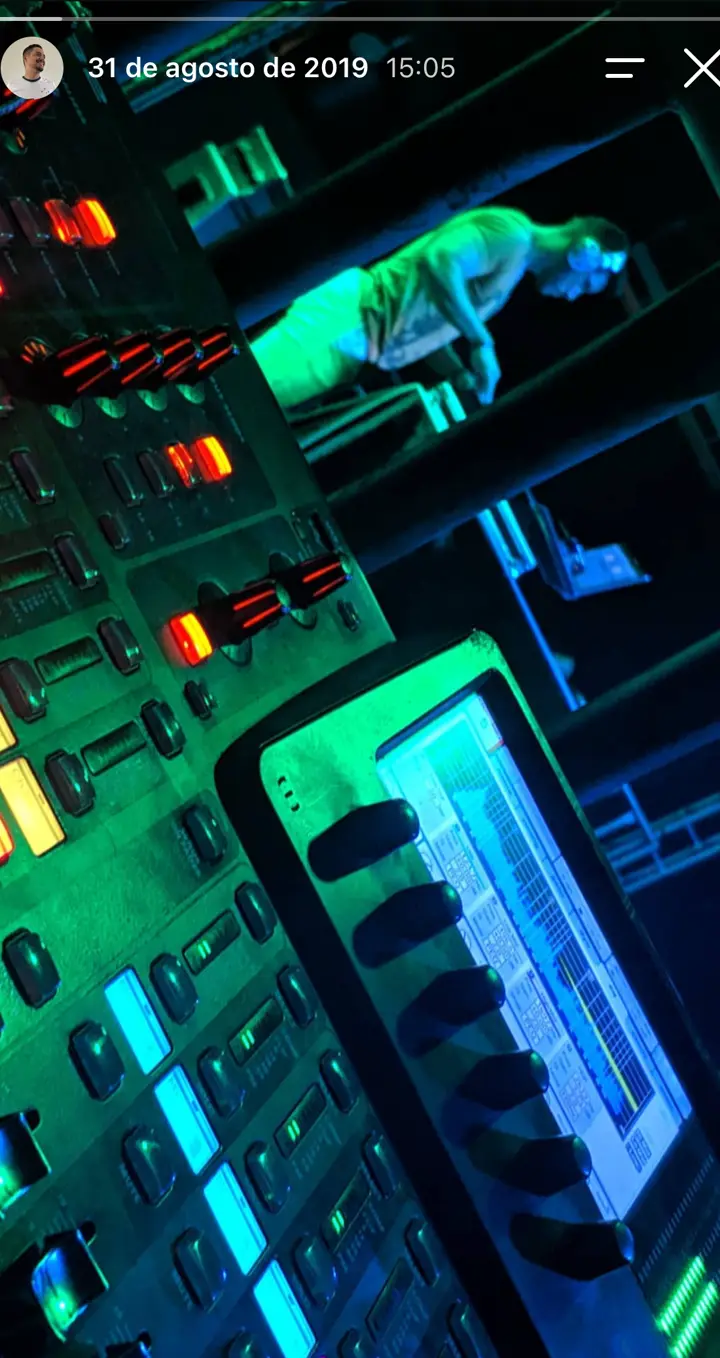 Story do Instagram: Mesa digital iluminada pelas luzes do show.