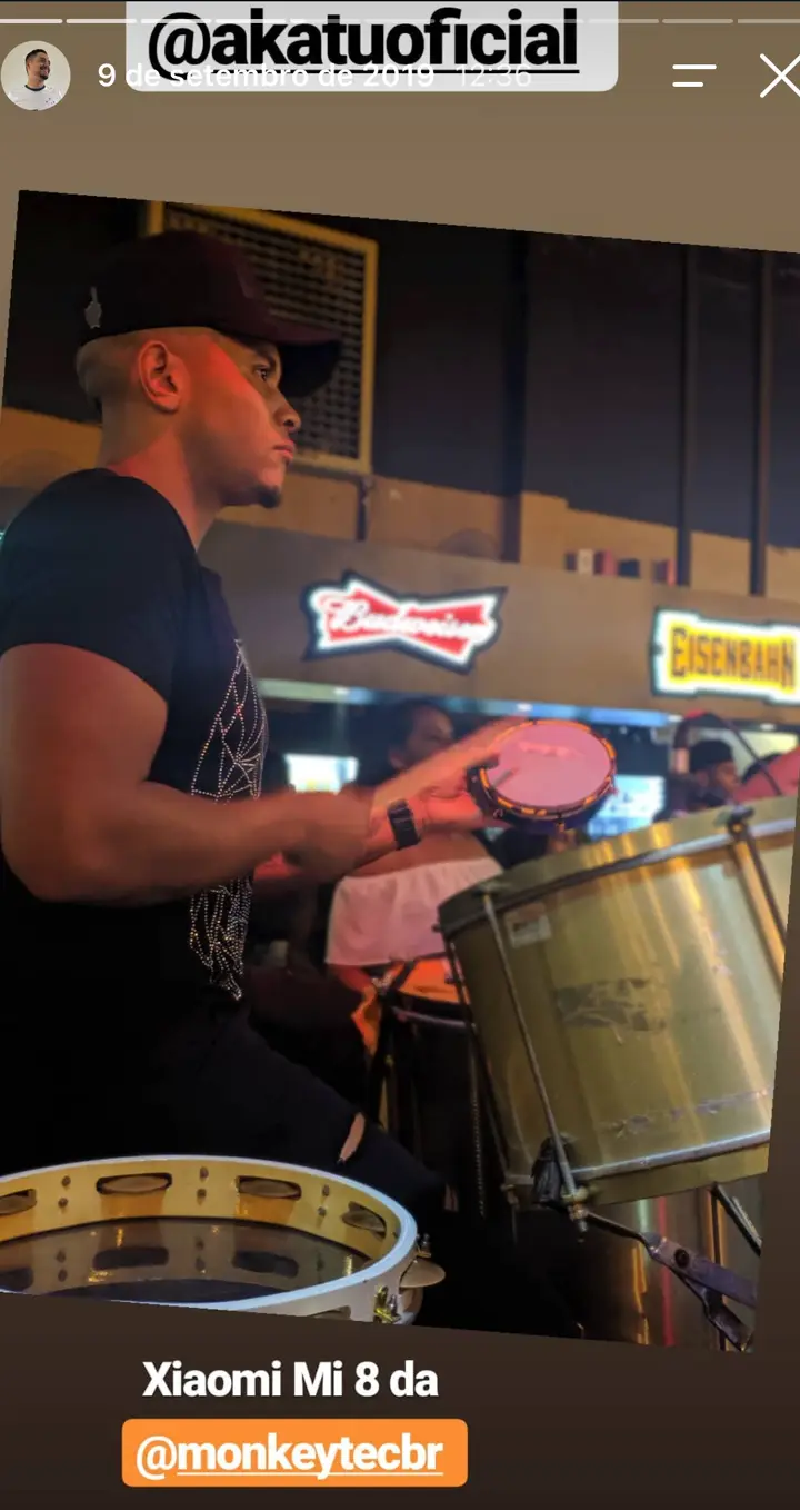 Story do Instagram: Percussionista no palco durante o show.