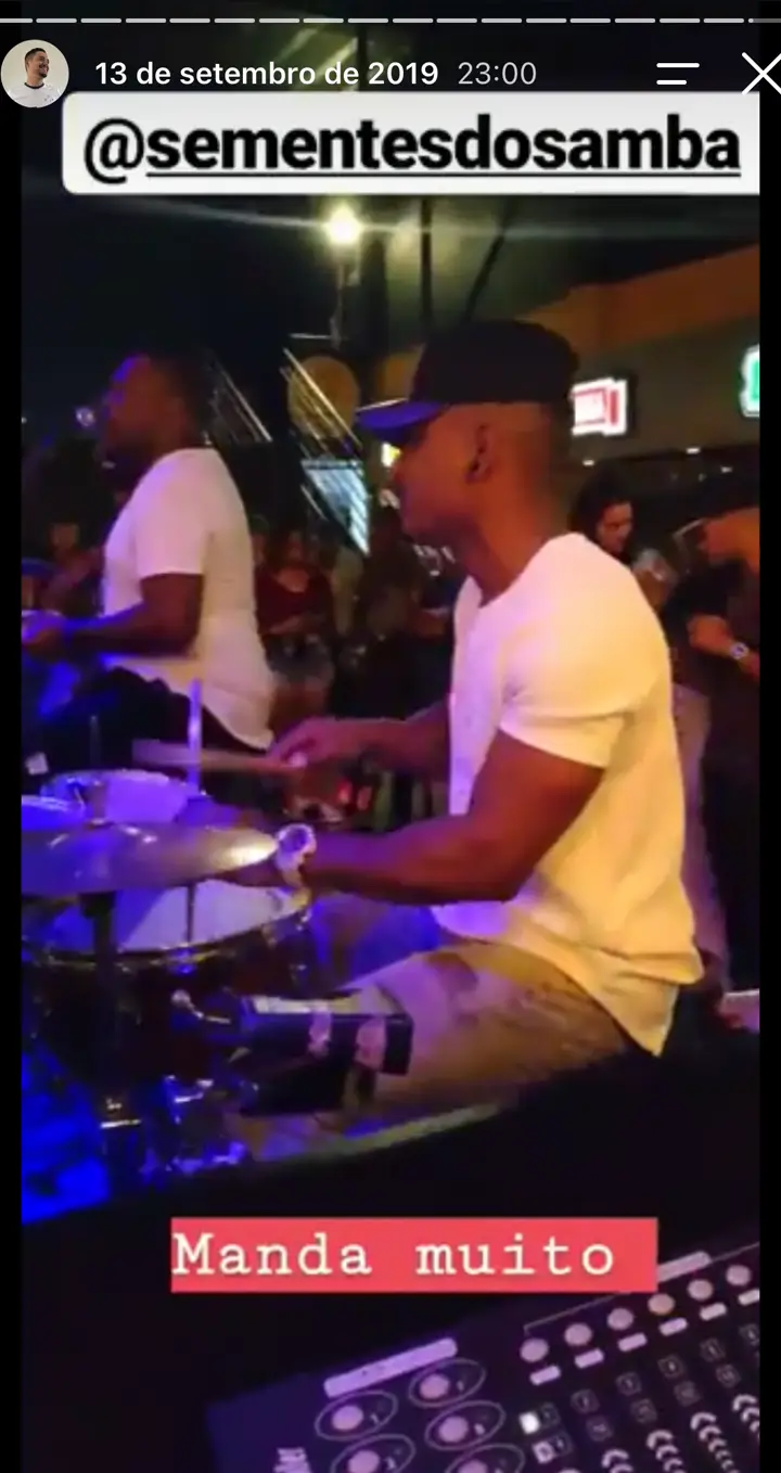 Story do Instagram: Baterista do Sementes do Samba durante o show.