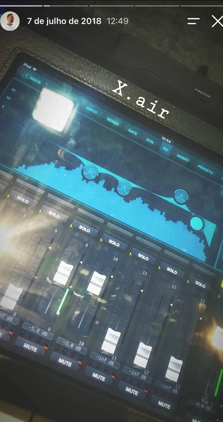 Story do Instagram: Tablet controlando uma mesa Behringer X Air.