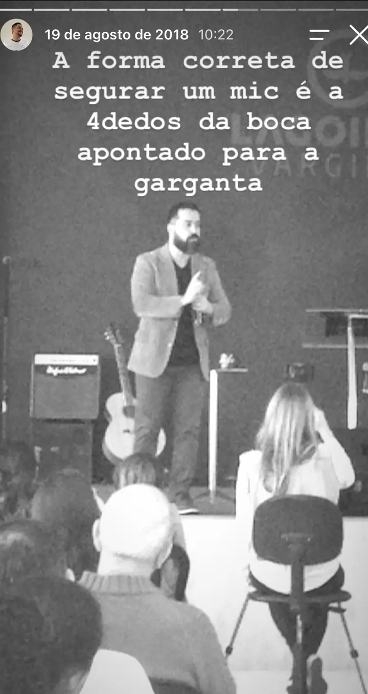 Story do Instagram: Dica de aula: a forma correta de segurar o microfone.