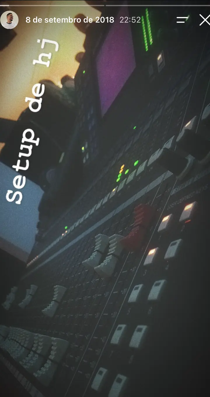 Story do Instagram: Setup do dia numa mesa digital.